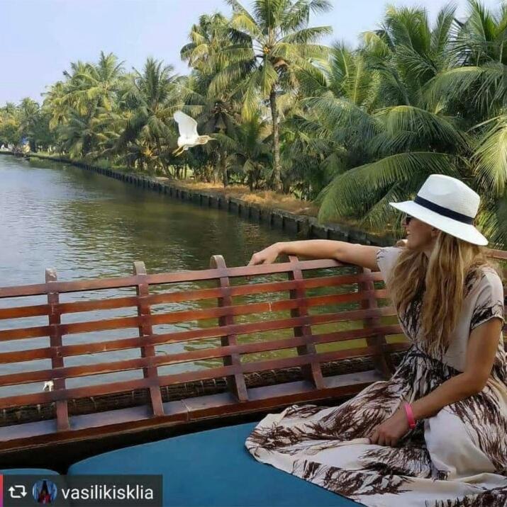 Hotel Why Not Houseboat Alappuzha Esterno foto