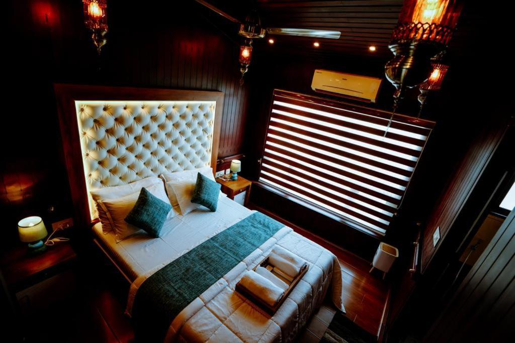 Hotel Why Not Houseboat Alappuzha Esterno foto