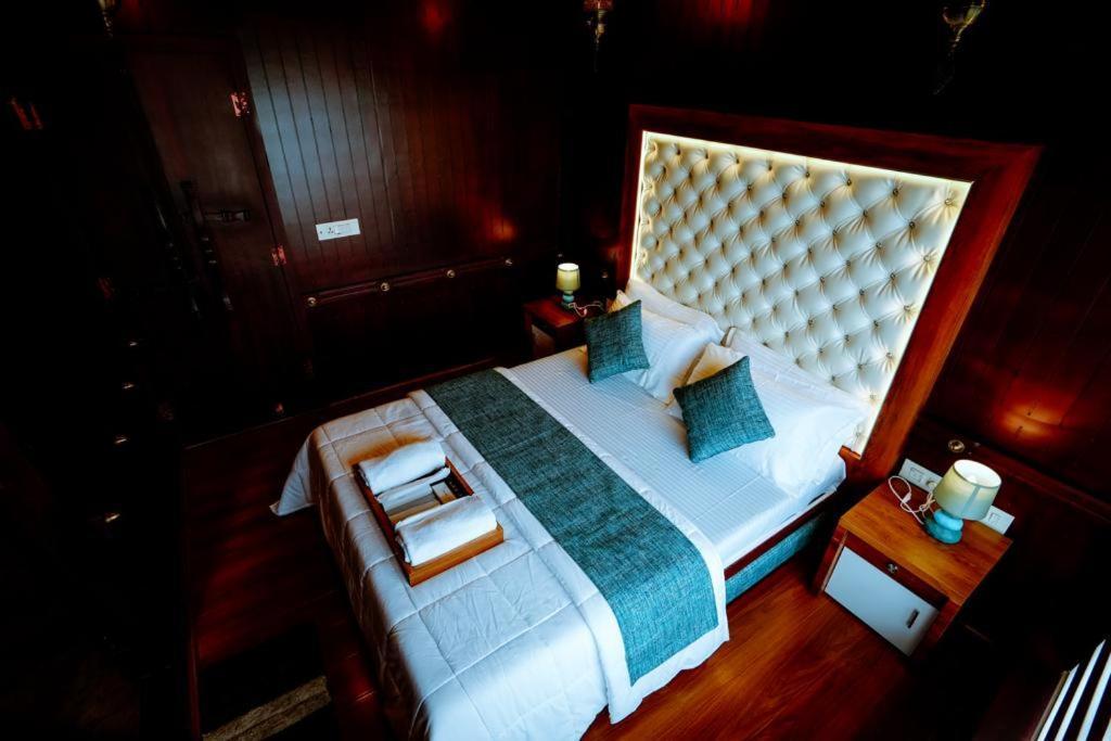 Hotel Why Not Houseboat Alappuzha Esterno foto