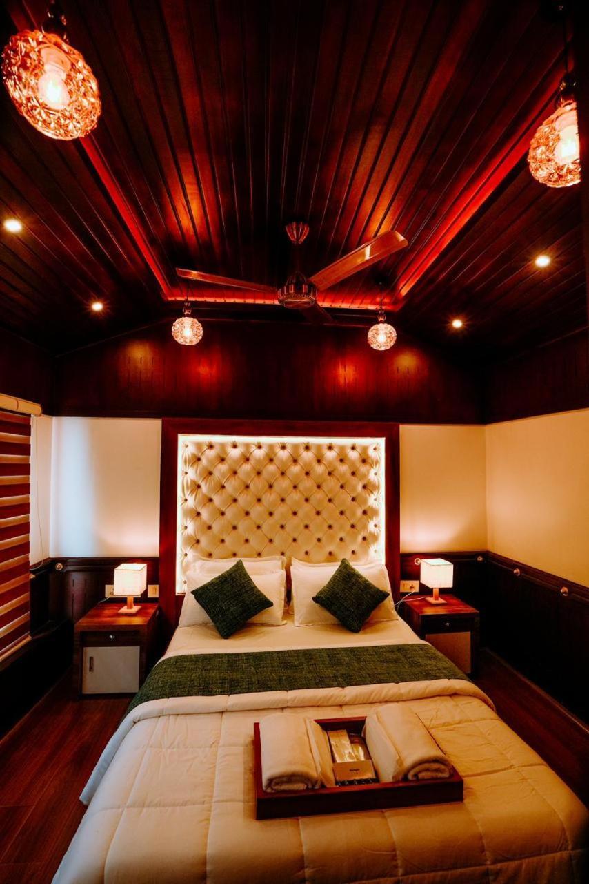 Hotel Why Not Houseboat Alappuzha Esterno foto