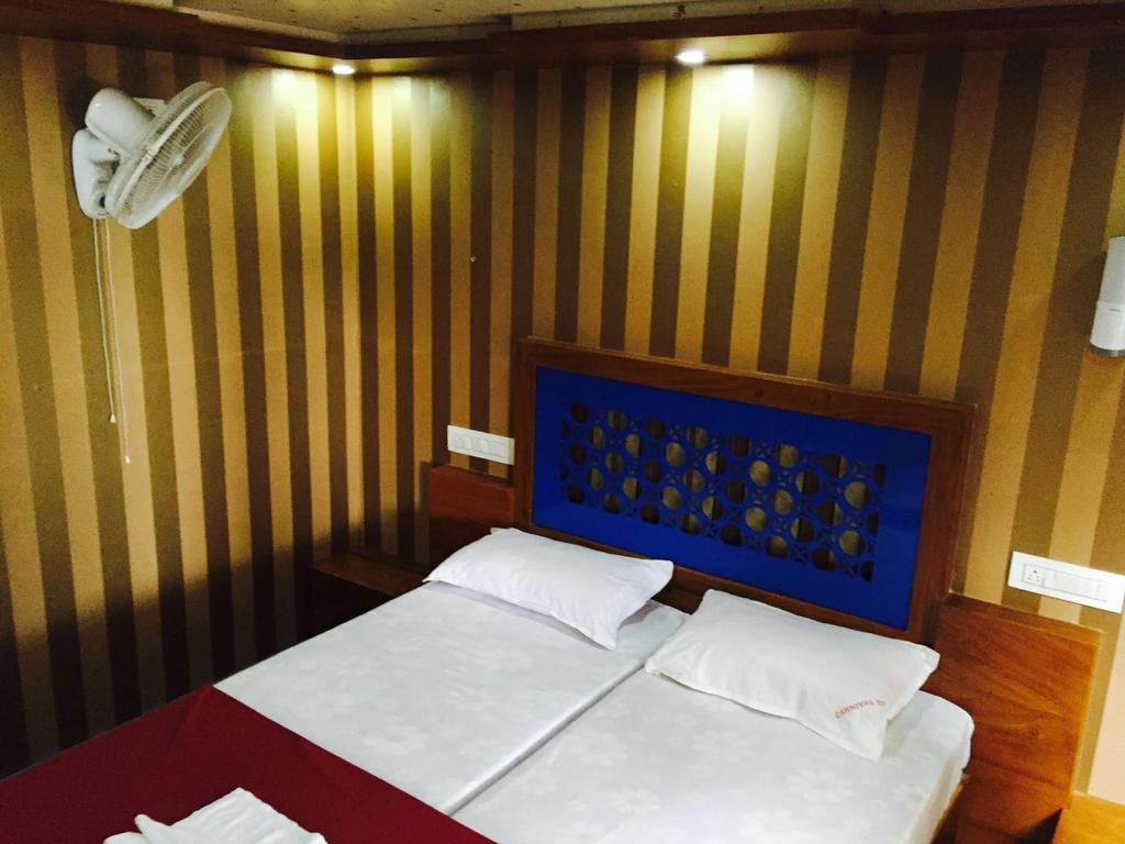 Hotel Why Not Houseboat Alappuzha Esterno foto
